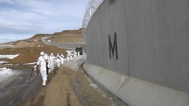 Turecko postavilo hi-tech zeď na hranici s Íránem. Má bránit migrantům i teroristům
